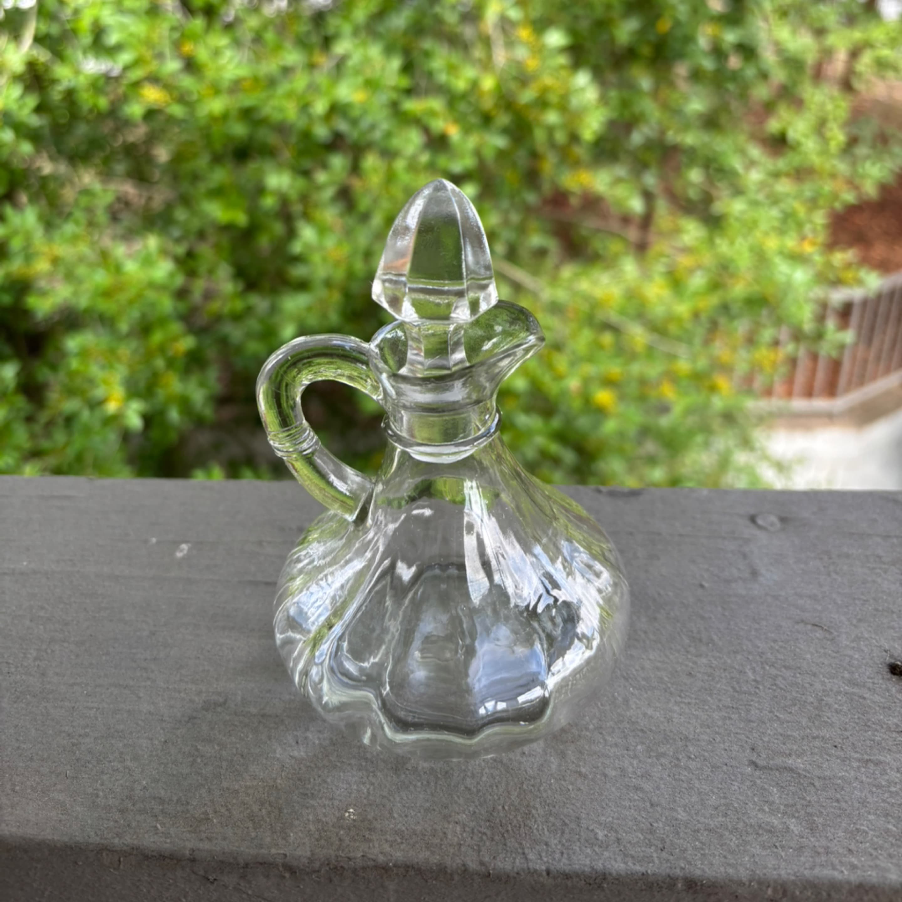 Short oil bottle
