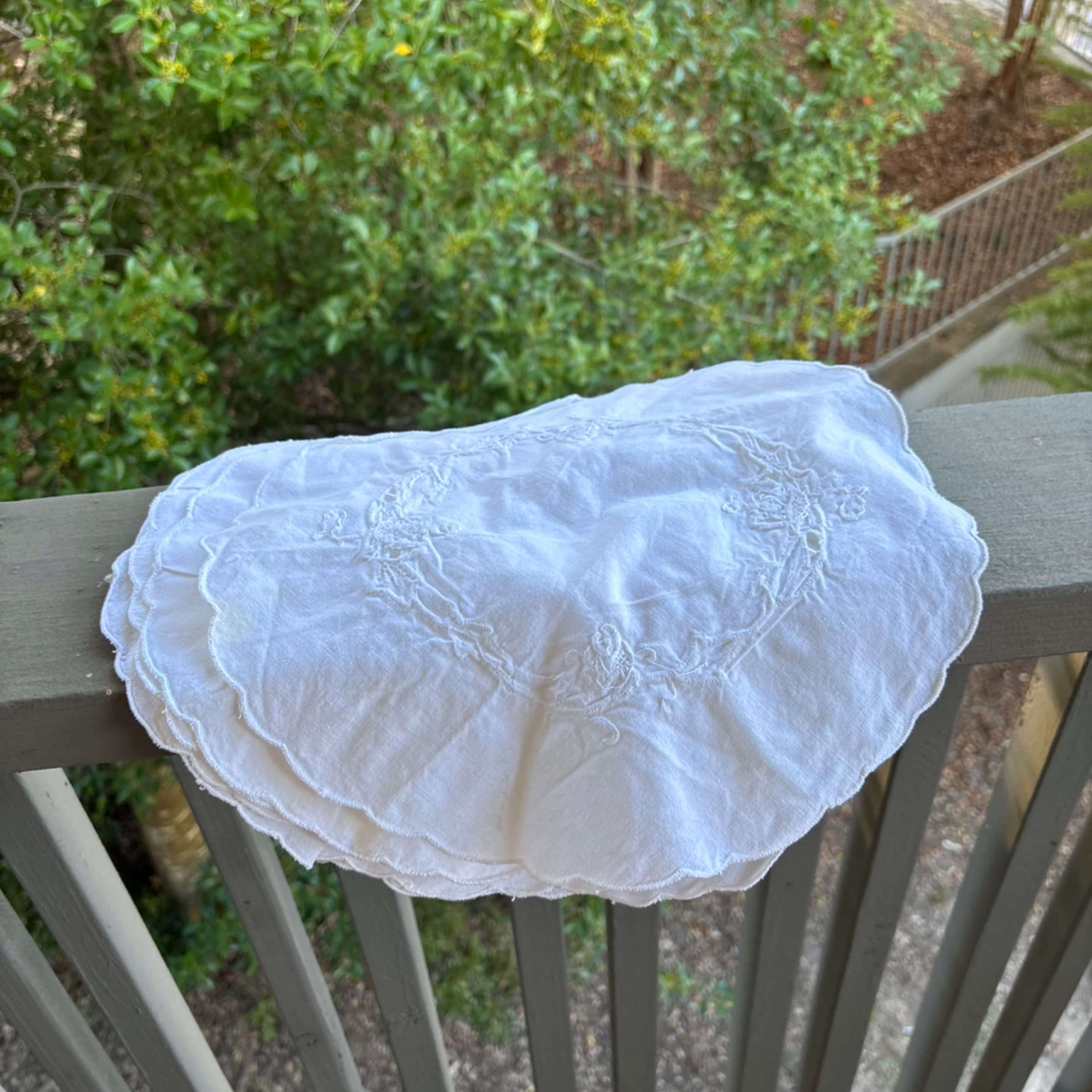 Small circle white placemats - set of 8