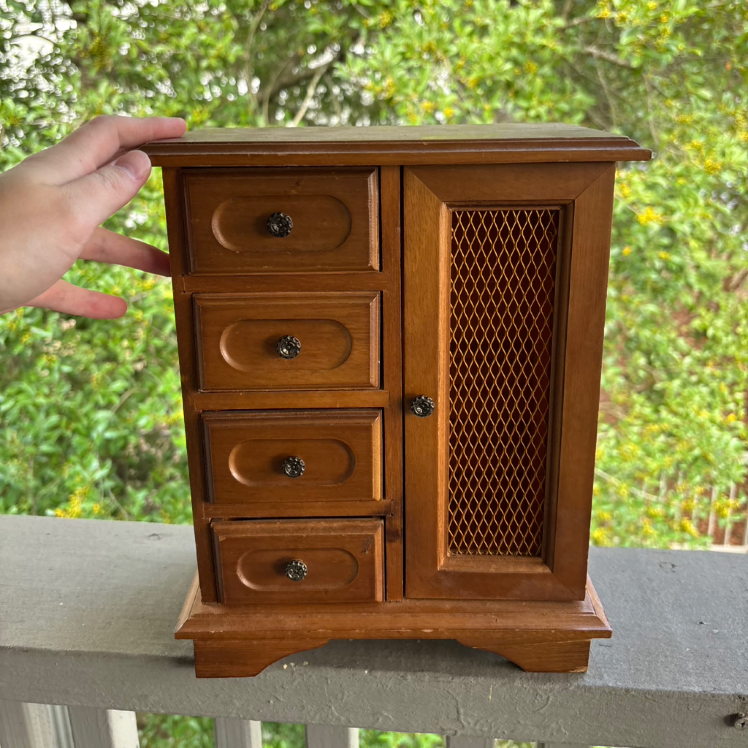 Jewelry box cabinet